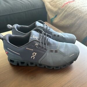 On Cloud 5 Women's Waterproof Running Shoe - Metal/Navy - W10.5